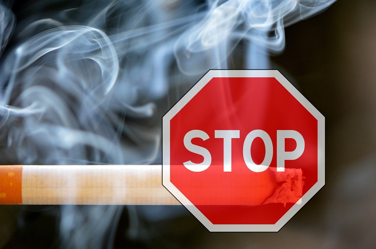 Photo stop smoking- panneau stop + cigarette allumé