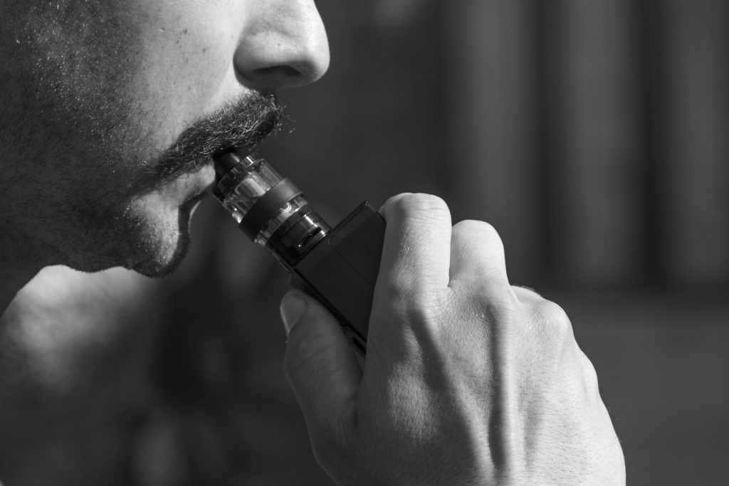 Vapotage ou e-cigarette : une alternative sûre au tabagisme?